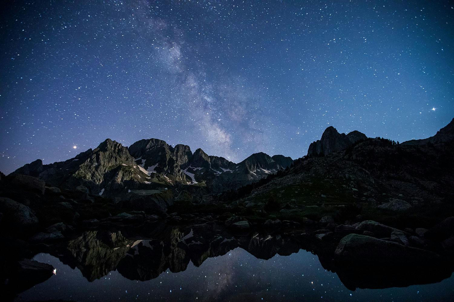 Stjernehimmel ved innsjø Stjernehimmel ved innsjø